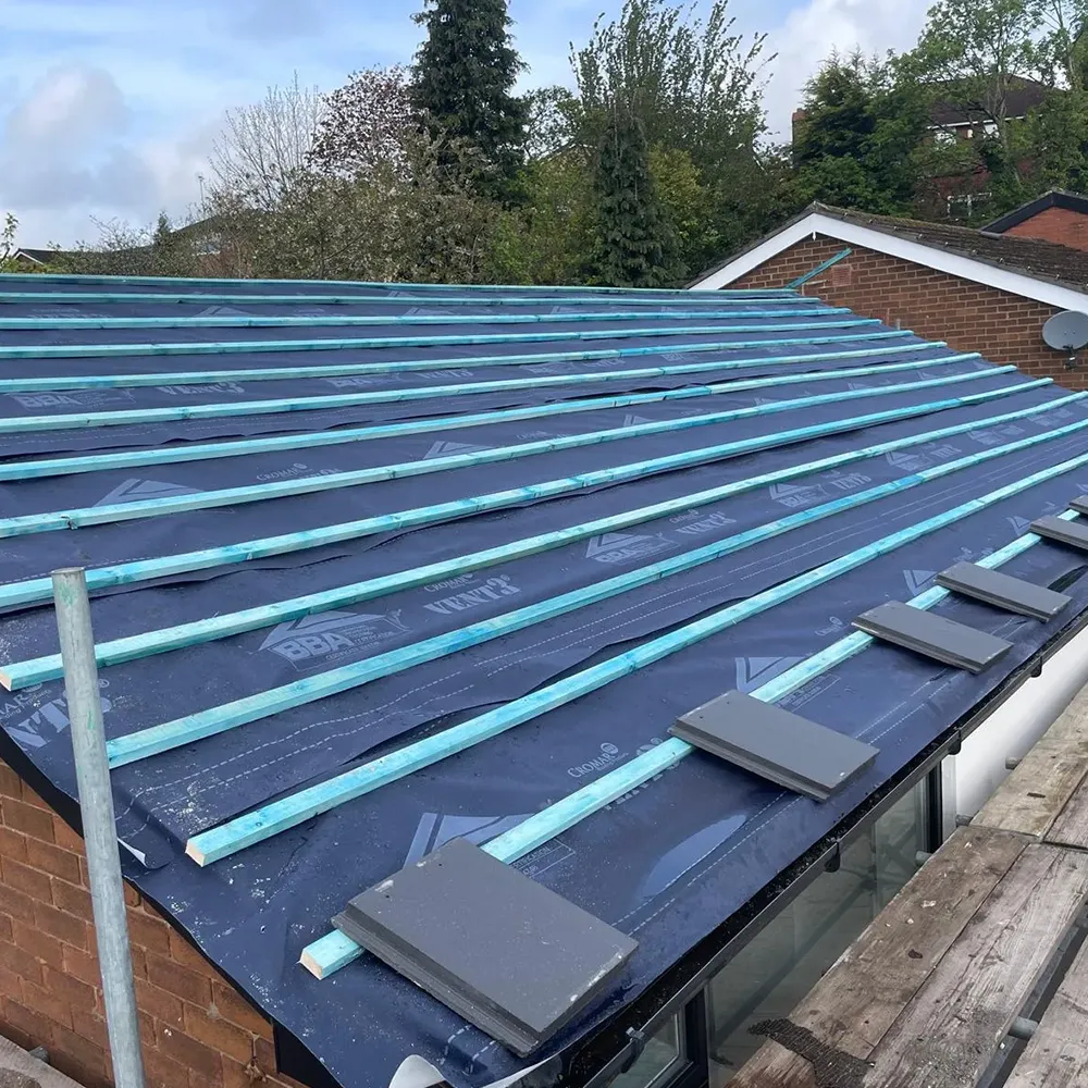 a flat roof with a blue tarp on top of it